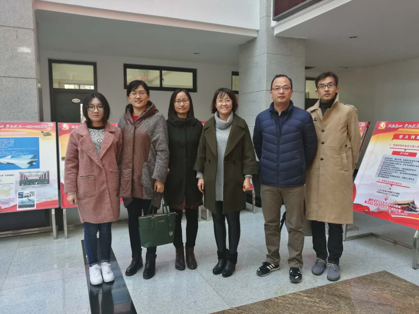 电子信息工程系教师参观展览