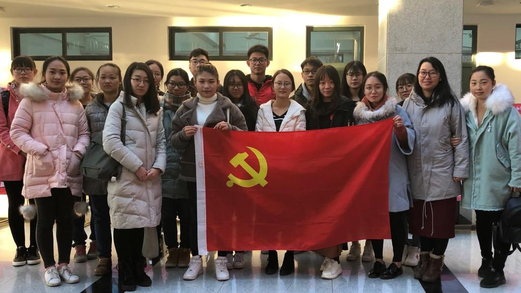 我院学生参观展览